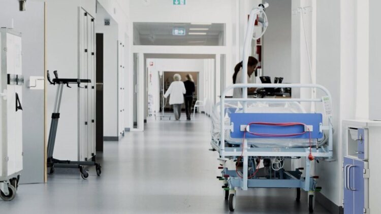 Ενθαρρυντικά νέα για την 16χρονη που έπεσε από την ταράτσα σπιτιού στη Νάξο, κούνησε τα άκρα της μετά από πέντε ημέρες στο νοσοκομείο
