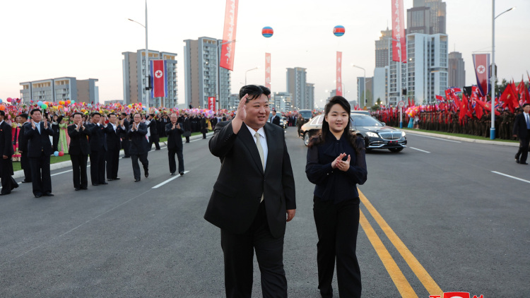Η κόρη του Κιμ Γιονγκ Ουν που ετοιμάζεται να γράψει ιστορία στη Βόρεια Κορέα: Η τραγουδίστρια μητέρα και η καθόλου τυχαία εμφάνισή της στο Πεκίνο