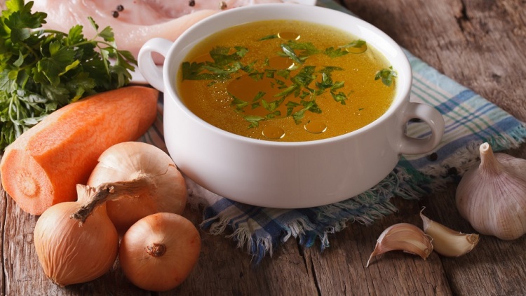 Zero waste: To υλικό που όλοι πετάμε αλλά κάνει τέλειο κάθε ζωμό
