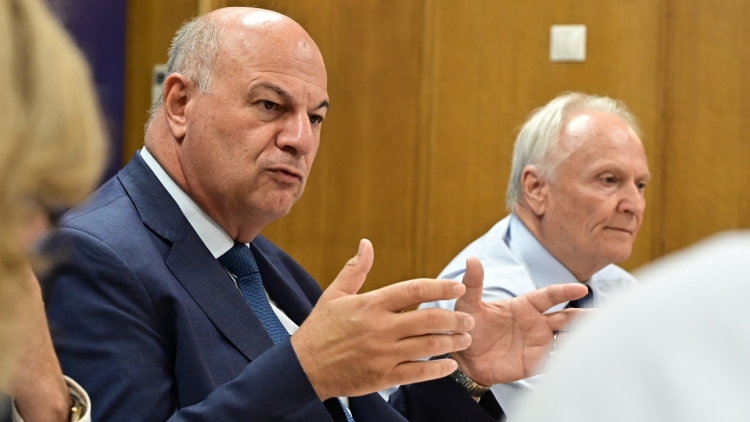 Ο Τσιάρας καλεί ξανά τους βουλευτές της ΝΔ στην Πειραιώς: Απαντήσεις μετά το «χτύπημα των 6» για τις πληρωμές σε αγρότες