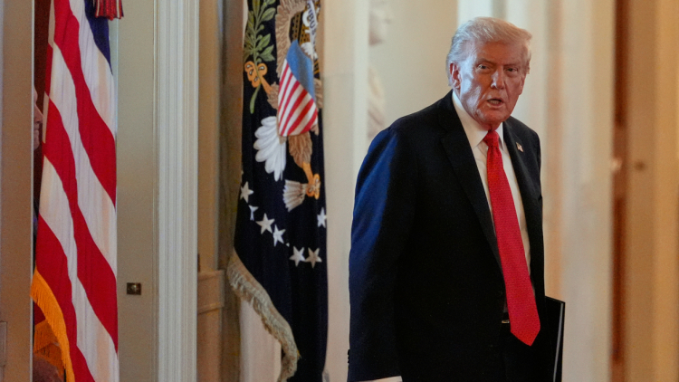 Τραμπ για τα email του Έπσταϊν: Παγίδα των Δημοκρατικών, μόνο ηλίθιοι Ρεπουμπλικανοί θα το πίστευαν
