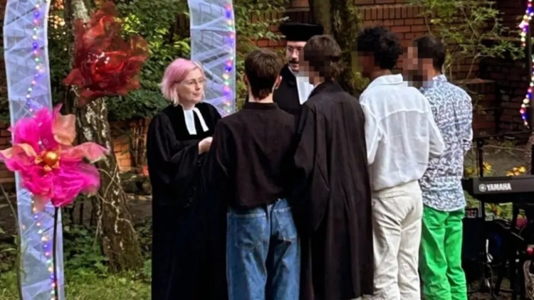 Πάστορας στη Γερμανία «ευλόγησε» την πολυγαμία με τελετή μεταξύ τεσσάρων αντρών - Τι λέει η Εκκλησία, έντονες αντιδράσεις