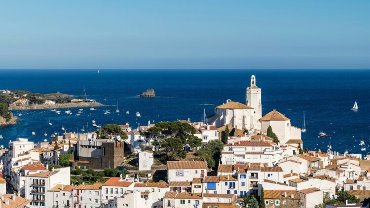 Cadaqués: Το λευκό χωριό της Costa Brava που λάτρεψε ο Νταλί
