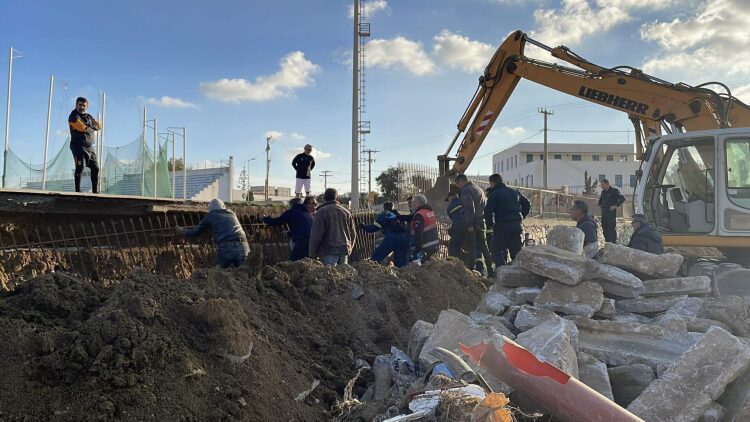 Υποχώρησαν κάγκελα σε αθλητικό κέντρο στη Νάξο, εργάτες έπεσαν σε τάφρο, δείτε φωτογραφίες