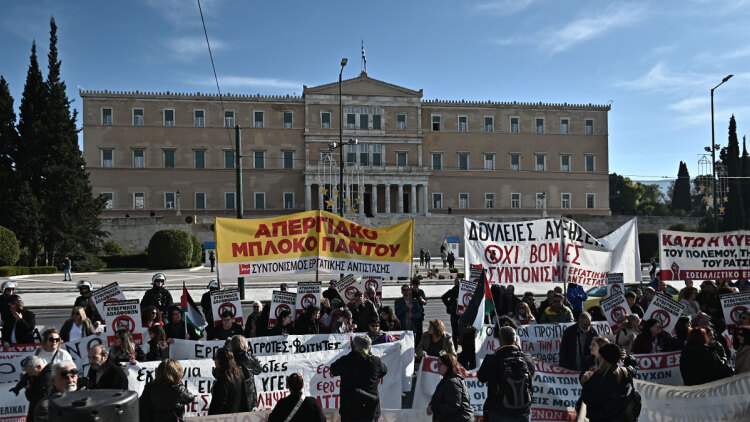 Απεργιακή συγκέντρωση στο Σύνταγμα κατά του νέου προϋπολογισμού, δείτε βίντεο και φωτογραφίες
