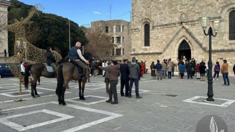 Πιστοί με μικρά και μεγάλα ζώα συμμετείχαν σε εκκλησιασμό στη Ρόδο, δείτε φωτογραφίες