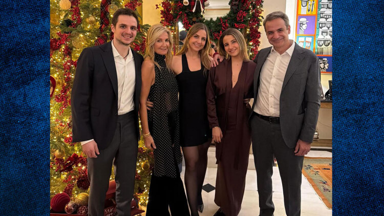 Οι πρωτοχρονιάτικες ευχές του ζεύγους Μητσοτάκη: Να γίνουμε το 2027 παππούδες