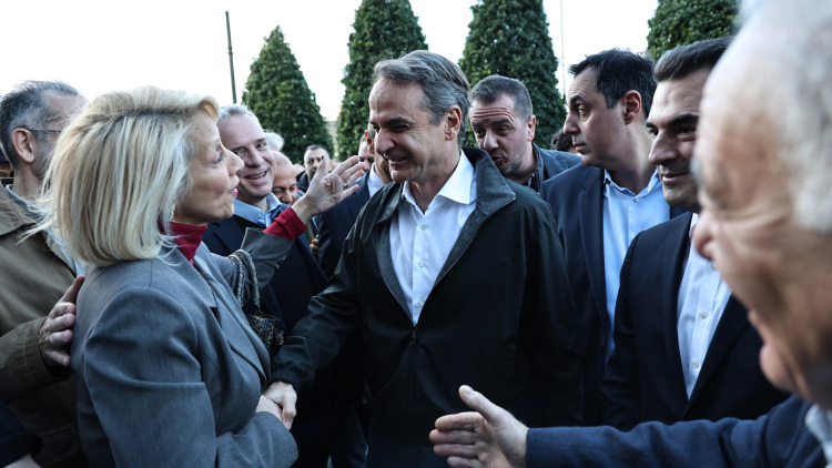 Ο Μητσοτάκης κόβει την πίτα στα γραφεία της ΝΔ, δείτε βίντεο και φωτογραφίες
