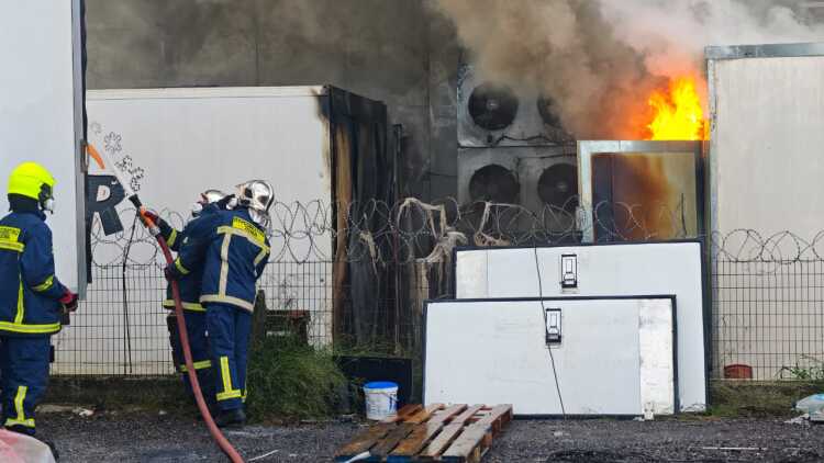 Φωτιά τώρα σε επιχείρηση στο Κορωπί, καίγονται αποθήκες με πλαστικά: Επιχειρούν ισχυρές δυνάμεις της πυροσβεστικής