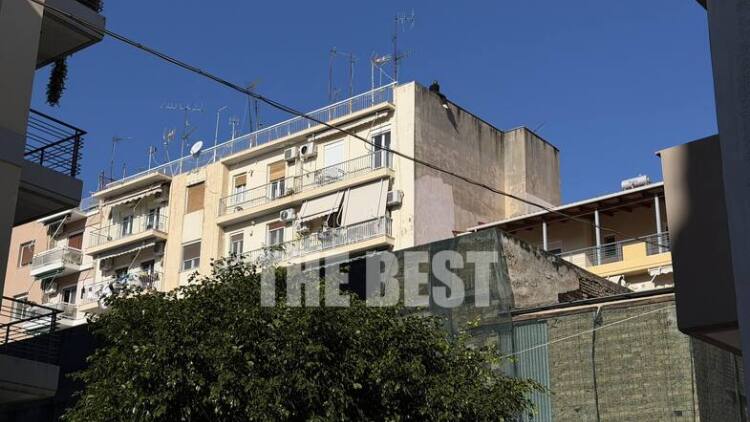 Πάτρα: Γυναίκα απειλεί να πέσει από ταράτσα πολυκατοικίας, δείτε βίντεο και φωτογραφίες