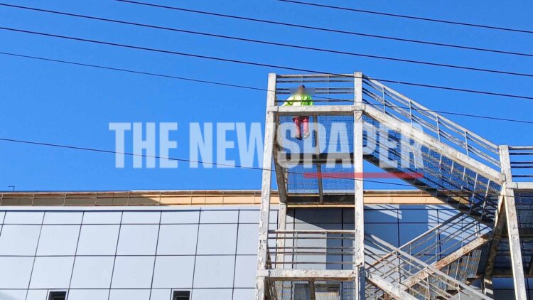 Βόλος: Ηλικιωμένος απειλούσε να πέσει από τον τρίτο όροφο του Γενικού Νοσοκομείου