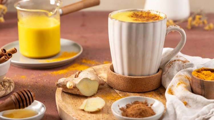 Τι πίνουμε το βράδυ για καλύτερο ύπνο: 7 ροφήματα που βοηθούν πραγματικά