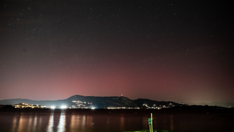 Βόρειο Σέλας και στην Ελλάδα λόγω ισχυρής γεωμαγνητικής καταιγίδας, δείτε εντυπωσιακές εικόνες από Χορτιάτη και Κέρκυρα