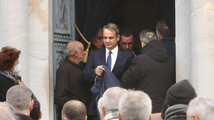 Το τελευταίο «αντίο» αυτή την ώρα στον πατριάρχη της Βιοχάλκο Νίκος Στασινόπουλος, παρών και ο Κυριάκος Μητσοτάκης