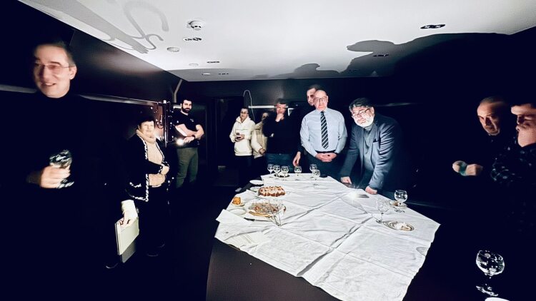 Στο καταφύγιο η κοπή της βασιλόπιτας της ελληνικής πρεσβείας στο Κίεβο: Το μήνυμα αντοχής και ενότητας εν μέσω συναγερμού