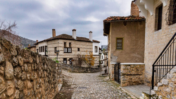 Χειμερινές αποδράσεις στην Ελλάδα: 5 προορισμοί για στιγμές με αχνιστό ρόφημα, βιβλίο και έμπνευση
