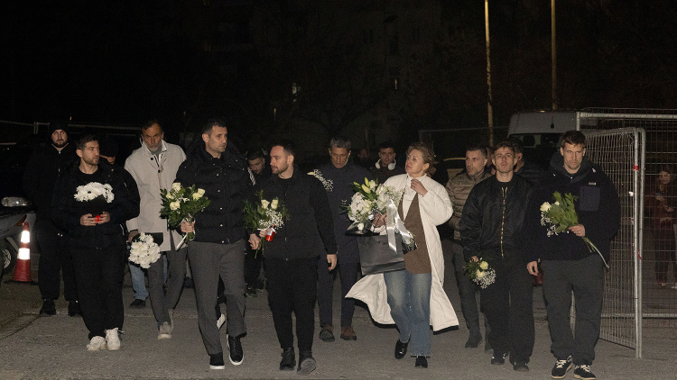 «Αδέλφια μας εκεί ψηλά που ζείτε»: Το αντίο των ποδοσφαιριστών του ΠΑΟΚ στους 7 οπαδούς που χάθηκαν στη Ρουμανία