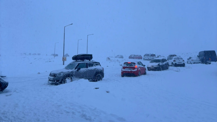 Δράμα: Εγκλωβισμένοι παραμένουν δεκάδες άνθρωποι στο χιονοδρομικό κέντρο Φαλακρού