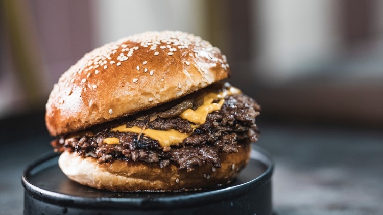 Η επιστήμη πίσω από το τέλειο smash burger
