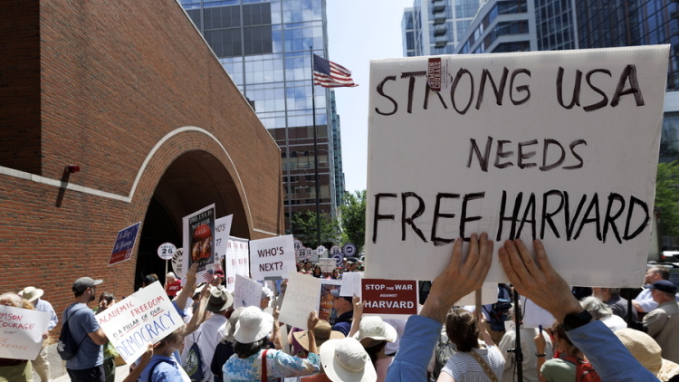 Η κυβέρνηση Τραμπ μηνύει το Χάρβαρντ για έγγραφα σχετικά με τις εισαγωγές στο πανεπιστήμιο