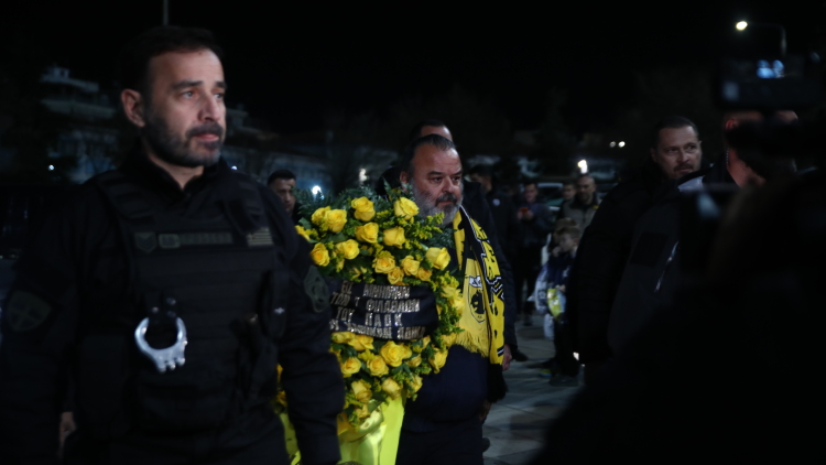 Ο Ηλιόπουλος άφησε στεφάνι στο μνημείο των αδικοχαμένων ασπρόμαυρων οπαδών έξω από την Τούμπα, φωτογραφίες 