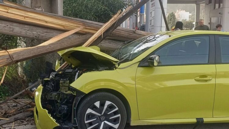 Σοβαρό τροχαίο στα Σπάτα: Αυτοκίνητο «καρφώθηκε» σε διπλή ξύλινη κολώνα της ΔΕΗ, δείτε εικόνες
