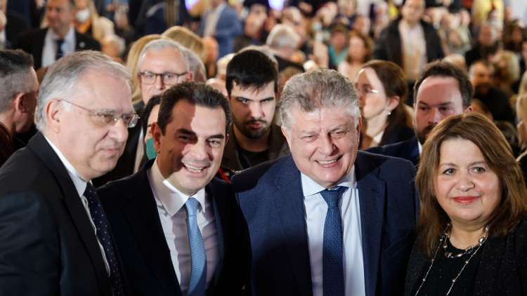 Η ΝΔ κόβει την πρωτοχρονιάτικη πίτα της, θα μιλήσει ο Μητσοτάκης - Δείτε φωτογραφίες