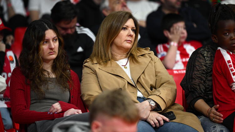 Σπάνια εμφάνιση για τη σύζυγο του Γιώργου Μπαρτζώκα στο ΣΕΦ: Παρακολούθησε το ματς του Ολυμπιακού με τη Μύκονο