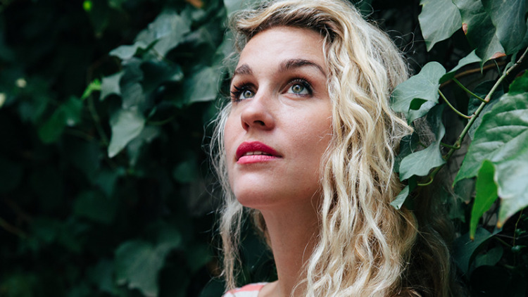 Κωνσταντίνα Κοτζαμάνη: Η Ελληνίδα σκηνοθέτιδα που διεκδικεί βραβείο στο Φεστιβάλ Καννών