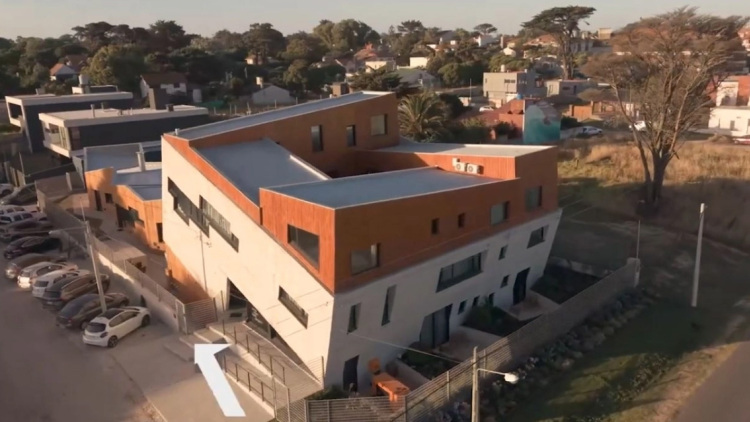 Το παράξενο «σπίτι που το καταπίνει η Γη» γίνεται ξενοδοχείο: Πόσο θα κοστίζουν τα δωμάτια