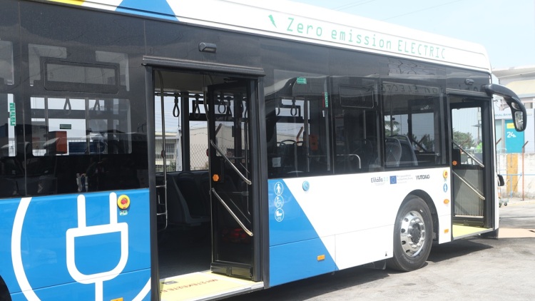 Φυλάκιση ενός έτους με αναστολή σε τρία άτομα που έσπασαν τζάμια από παροπλισμένο λεωφορείο του ΟΑΣΘ
