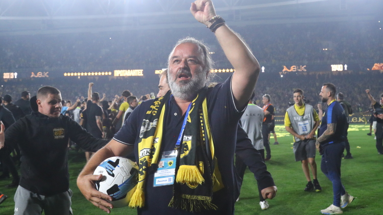 «Τρελά» πανηγύρια από τον Μάριο Ηλιόπουλο που οδήγησε την ΑΕΚ στον τίτλο στην 2η χρονιά του στην Ένωση, φωτογραφίες 