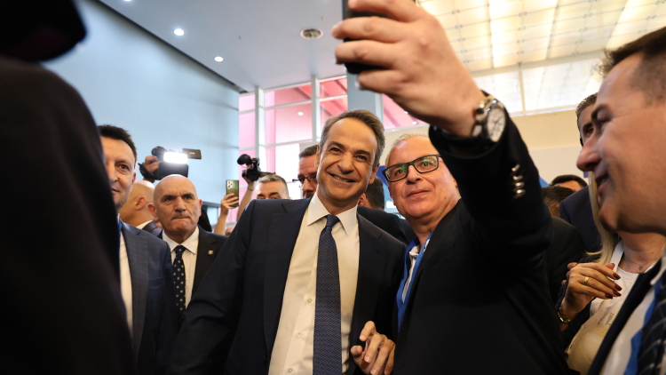 Ξεκινά το 16ο Συνέδριο της Νέας Δημοκρατίας: Δείτε βίντεο και φωτογραφίες από τις αφίξεις και τα πηγαδάκια