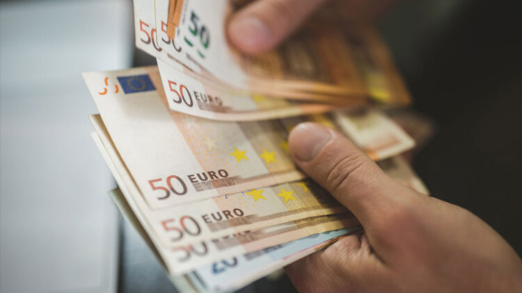 Μισθοί: Όλες οι αλλαγές που έρχονται έως το 2027 – Αυξήσεις σε κατώτατο, τριετίες και μέσες αποδοχές
