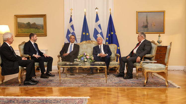 Όσα έγιναν στη δεξίωση στο Προεδρικό Μέγαρο για την 52η επέτειο αποκατάστασης της Δημοκρατίας, δείτε βίντεο
