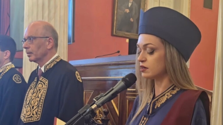 Η 24χρονη αριστούχος της Ιατρικής Αθηνών, που διάβασε τον Ιπποκρατικό Όρκο, μιλά για τον «άριστο γιατρό»