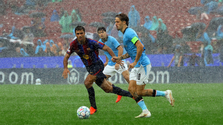 Μπαρτσελόνα - Φέγενορντ 1-0 (A' ημίχρονο): Χόρεψε στη βροχή και σκόραρε ο Ραφίνια, live η μάχη του Champions League, δείτε το γκολ 