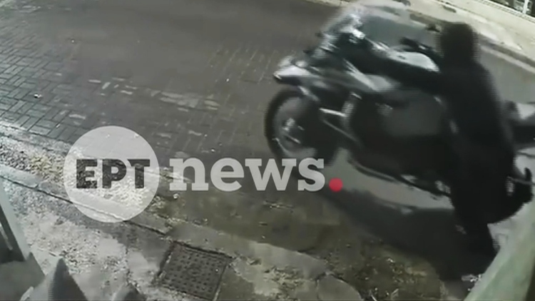 Καρέ καρέ η κλοπή μηχανής μεγάλου κυβισμού μπροστά από το σπίτι του ιδιοκτήτη στη Ραφήνα, δείτε βίντεο