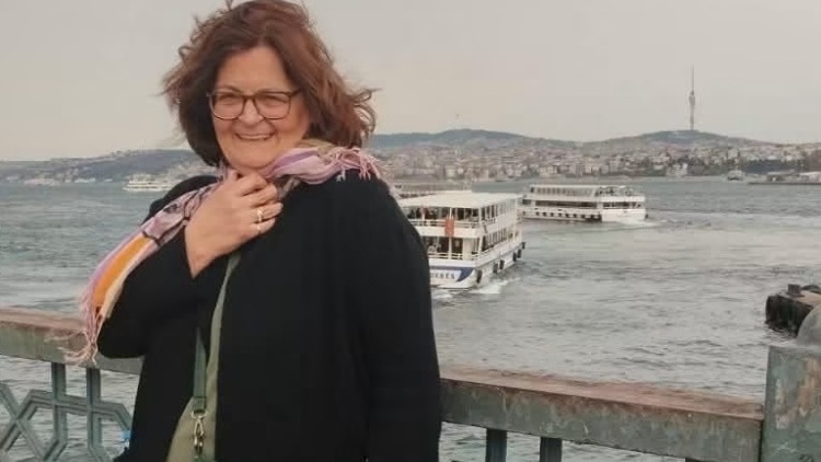 Το συγκινητικό αντίο των μαθητών του 2ου Γυμνασίου Ηλιούπολης στην διευθύντριά τους που έφυγε από τη ζωή: Έγραψαν «καλό παράδεισο» με τις τσάντες τους