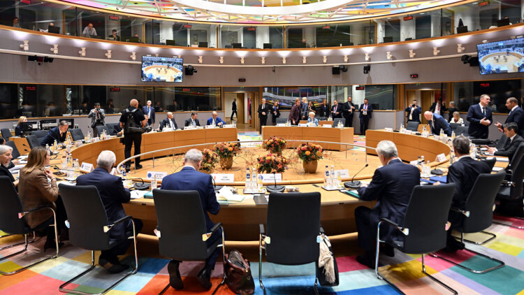 Σύνοδος Κορυφής: Τελεσίγραφο Μακρόν για τον προϋπολογισμό της ΕΕ, ρήγμα στους «27» για την ενέργεια, δημοσιονομική ευελιξία ζητά η Αθήνα