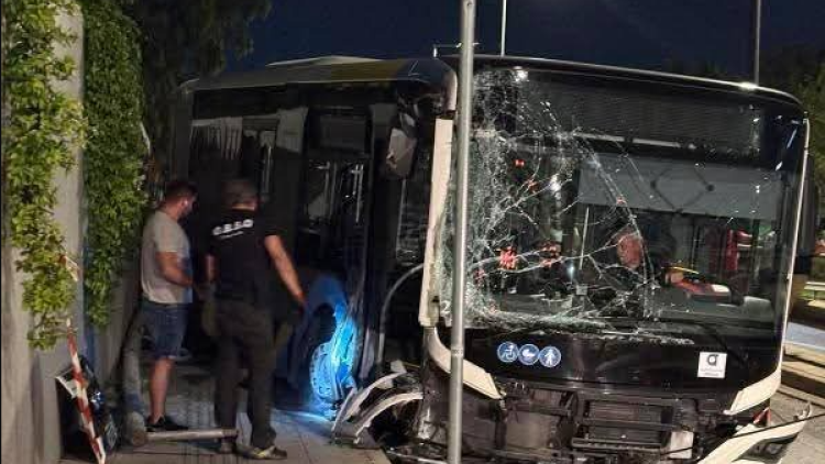 Ακυβέρνητο λεωφορείο για 150 μέτρα στη Βουλιαγμένης - Ξήλωσε κολώνες φωτισμού και πινακίδες, έπεσε σε περίφραξη κτηρίου