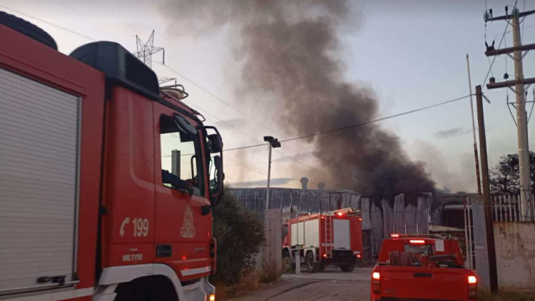 Σε εξέλιξη η φωτιά σε χώρο επιχείρησης στον Ασπρόπυργο - Ισχυρές δυνάμεις στην περιοχή