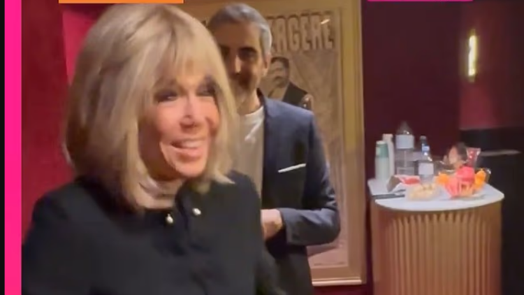 Σάλος στη Γαλλία για το «βρωμιάρες σκύλες» της Μπριζίτ Μακρόν κατά ακτιβιστριών που διαμαρτύρονταν έξω από θέατρο