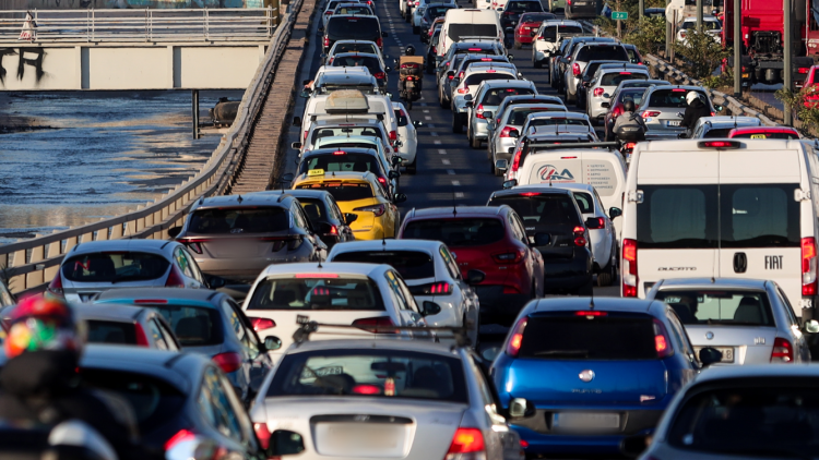 Σε εξέλιξη η έξοδος των Χριστουγέννων με μποτιλιάρισμα σε Κηφισό, Αττική Οδό, Σκαραμαγκά, Πειραιά και κέντρο - Live η κίνηση στις Εθνικές Οδούς 