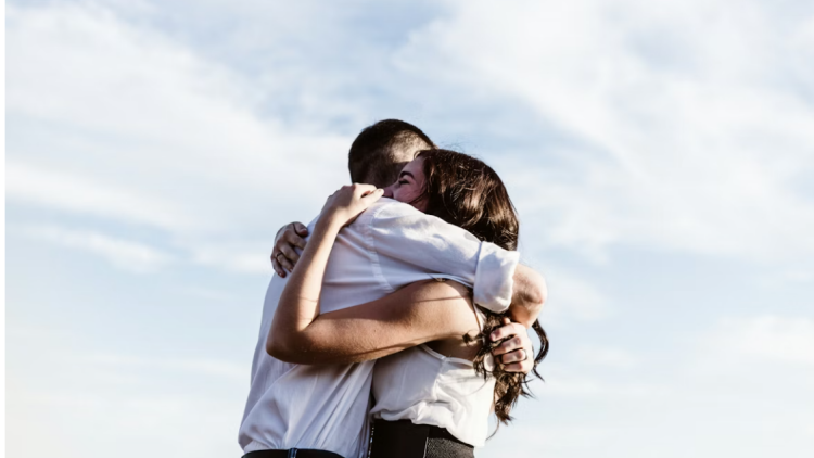 Σήμερα γιορτάζουμε την Παγκόσμια Ημέρα Αγκαλιάς - Μειώνει το στρες και ενισχύει τη συναισθηματική ευεξία