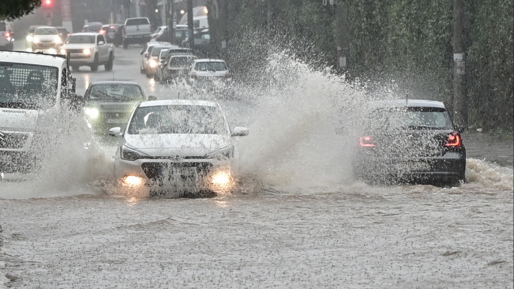 Νέα προειδοποίηση Μαρουσάκη για καταιγίδες στην Αττική, έντονα φαινόμενα τις επόμενες ώρες σχεδόν όλη τη χώρα - Live χάρτης με την πορεία της κακοκαιρίας