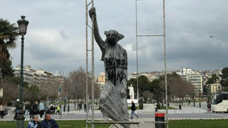 Θεσσαλονίκη: Βανδάλισαν τη «γυναίκα στο λεωφορείο» στην Αριστοτέλους, δείτε  βίντεο  