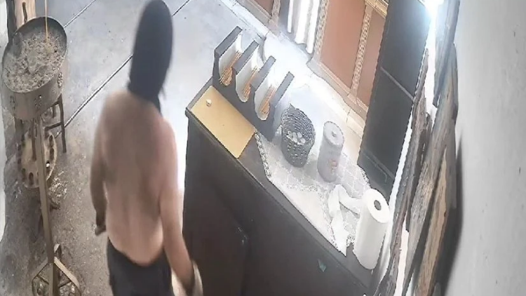 Ηράκλειο: Κάμερα ασφαλείας έπιασε τον άνδρα που έκλεψε ημίγυμνος εκκλησία
