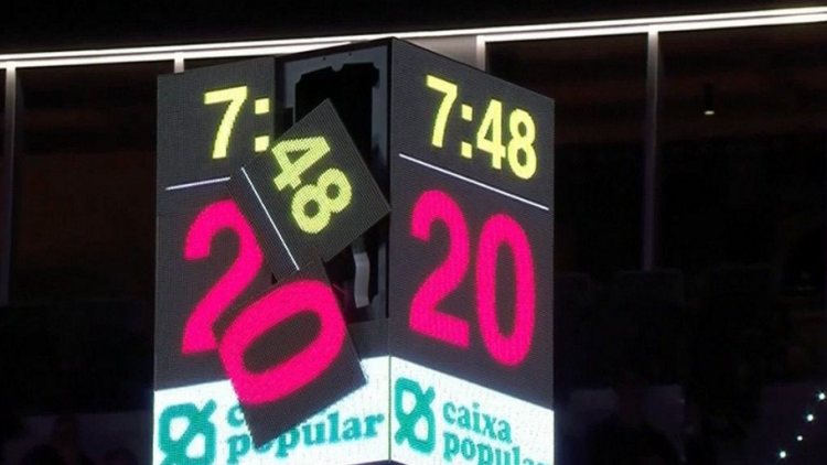 Φοβερό σκηνικό στο Βαλένθια-Ολυμπιακός: Ο Μοντέρο πέταξε τη μπάλα και έσπασε το 24αρι χρονόμετρο, δείτε βίντεο 