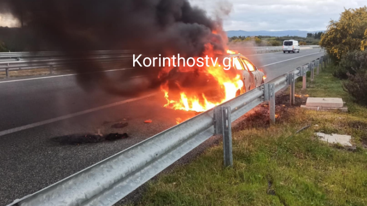Φωτιά σε αυτοκίνητο στην Εθνική Οδό Κορίνθου - Πατρών, δείτε βίντεο με το ΙΧ να τυλίγεται στις φλόγες